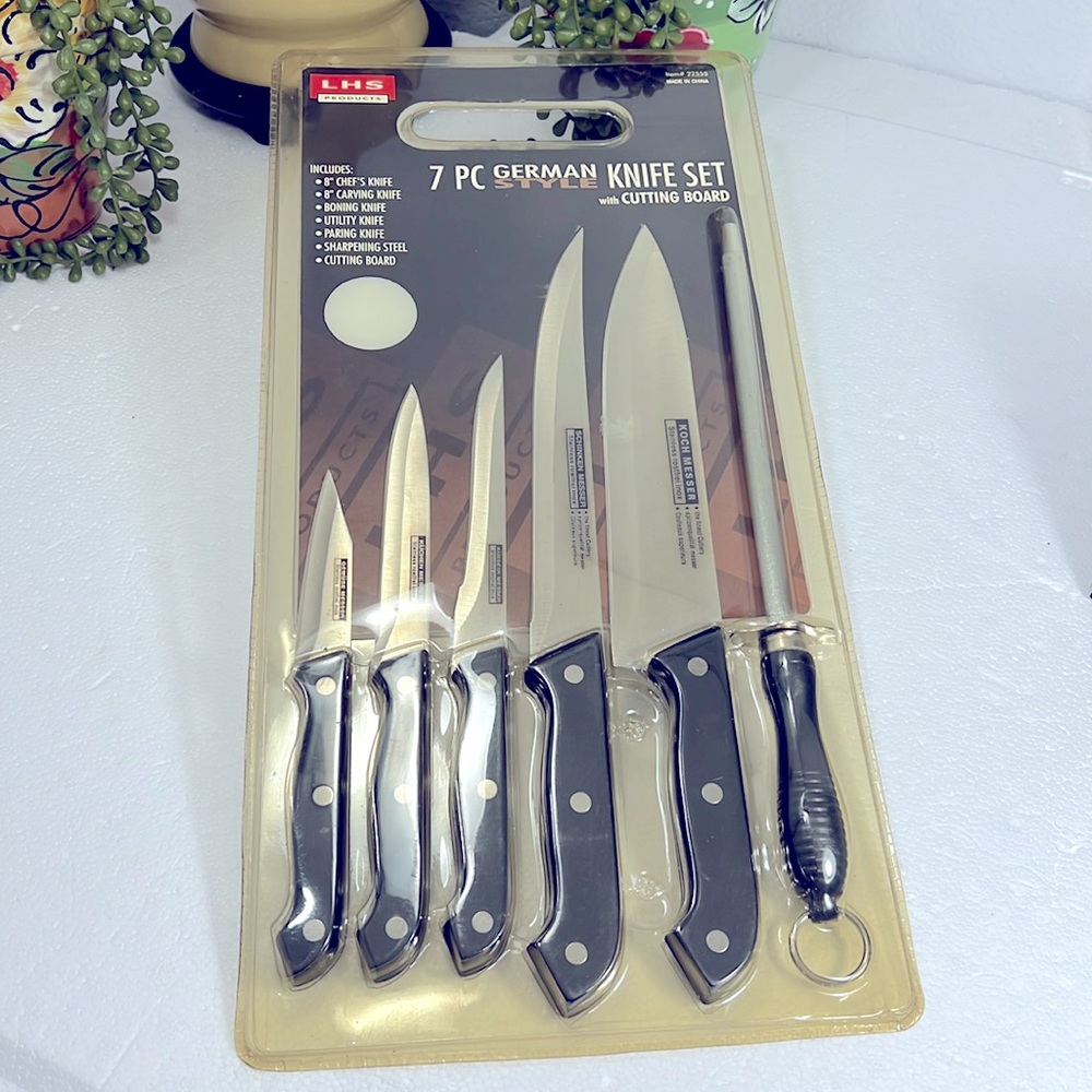 NWT LHS PRODUCTS 7 PC GERMAN STYLE KNIFE SET WITH CUTTING BOARD
